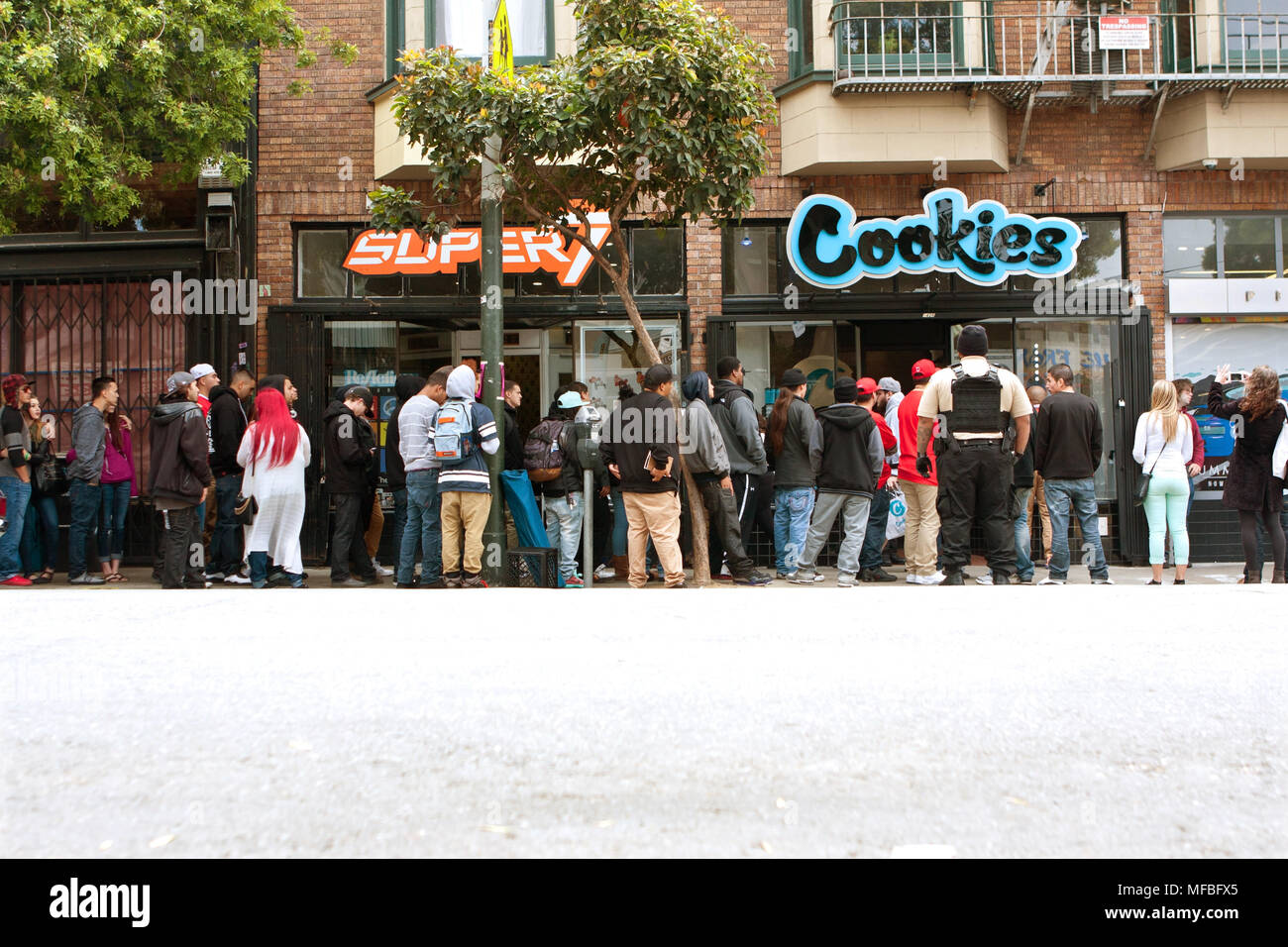 Une très longue ligne de personnes attend d'entrer dans un nouveau magasin de cookies dans Haight Ashbury le 18 mai 2015 à San Francisco, CA. Banque D'Images