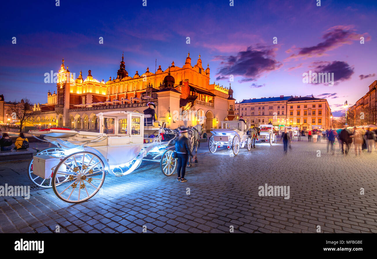 Place du marché de la vieille ville de Cracovie, en Pologne, avec des voitures à cheval. Banque D'Images