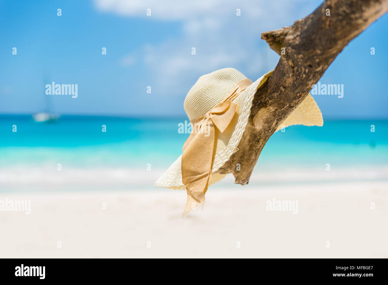 Chapeau de soleil à Belle Plage - Relaxing in sunshine Banque D'Images
