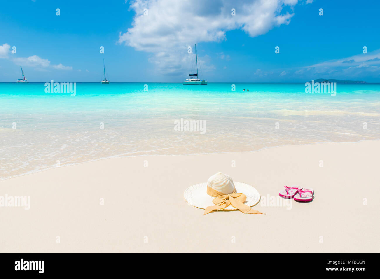 Chapeau de soleil à Belle Plage - Relaxing in sunshine Banque D'Images