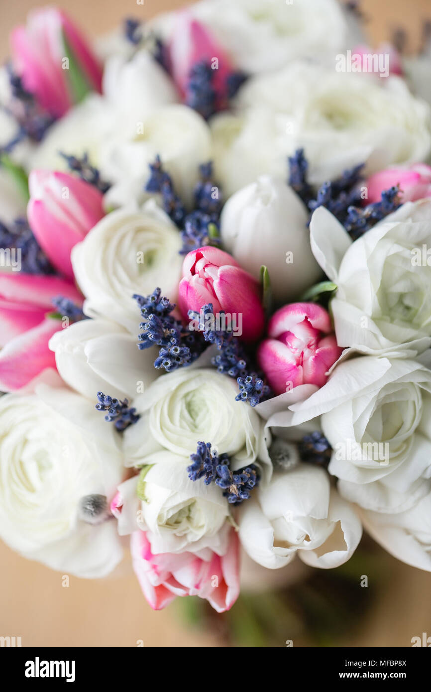 Mariage bouquet de tulipe rose et blanc buttercup. Bouquet de mariée  moderne. La lavande sèche Photo Stock - Alamy