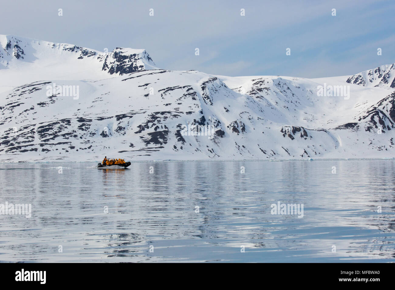Aventures croisière sur un zodiac canot sur les glaces dans les eaux côtières de l'Arctique. Spitsbergen, Svalbard, Norvège, Scandinavie Banque D'Images