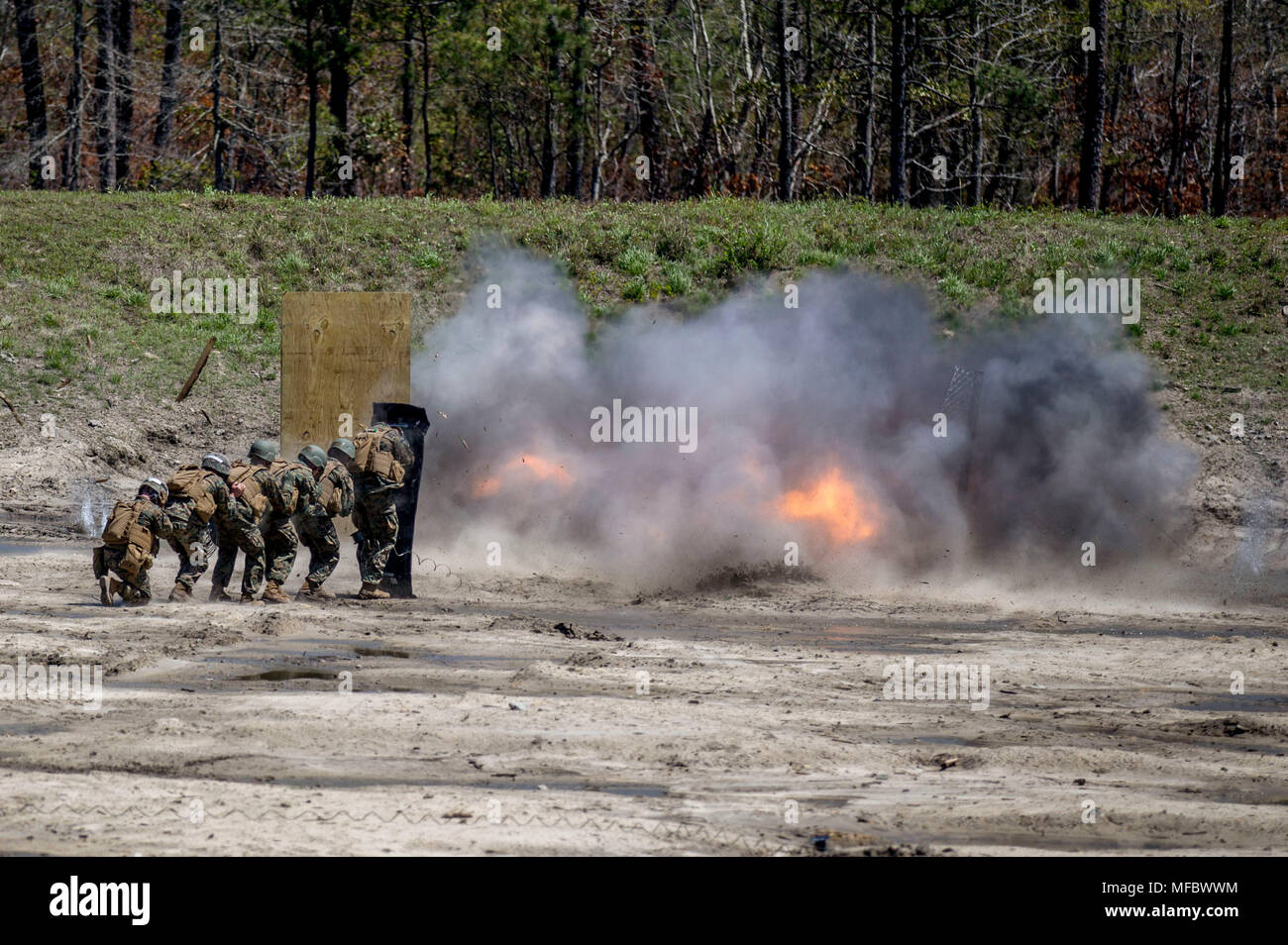 Les étudiants avec la Compagnie Charlie, formation d'infanterie, Bataillon d'infanterie de l'école East, détoner des explosifs plastiques C4 à l'ETA-7 Démolition Gamme Formation ingénieur sur Marine Corps Base Camp Lejeune, N.C. le 17 avril 2018. Le but de l'exercice était d'appliquer les connaissances et compétences acquises tout au long du cours dans la vie réelle des scénarios de combat. (U.S. Marine Corps photo par Lance Cpl. Ginnie Lee) Banque D'Images