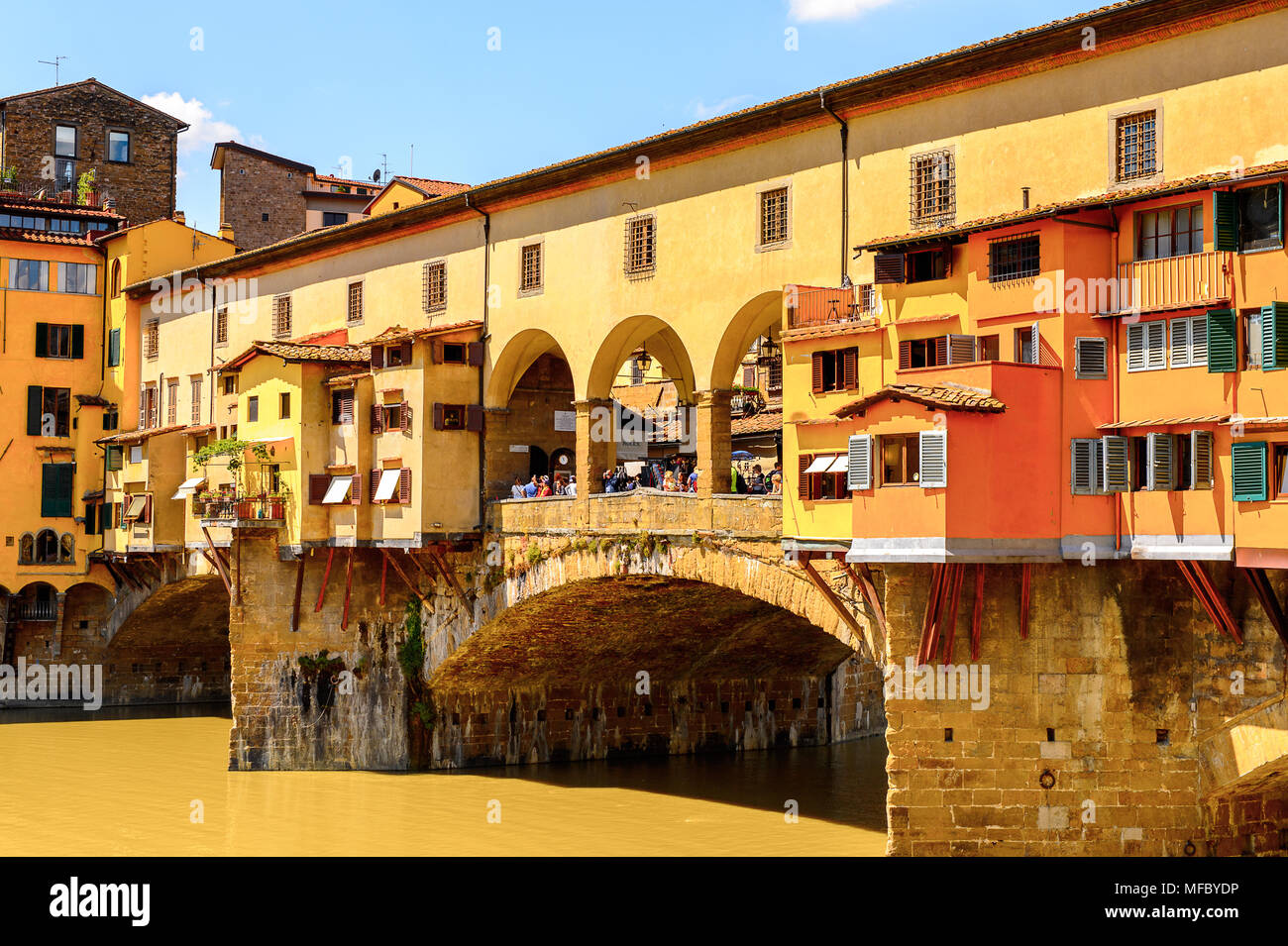 Le Ponte Vecchio (Vieux Pont), une pierre médiévale de tympan fermé arcs surbaissés de pont sur l'Arno, à Florence, en Italie. Banque D'Images