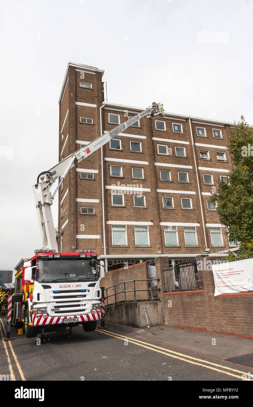 Le personnel d'incendie et de secours de Cleveland à l'aide d'une échelle sur un tuba Simon un entraînement physique à des tours d'appartements à appartements inoccupés à Stockton, Angleterre. Banque D'Images