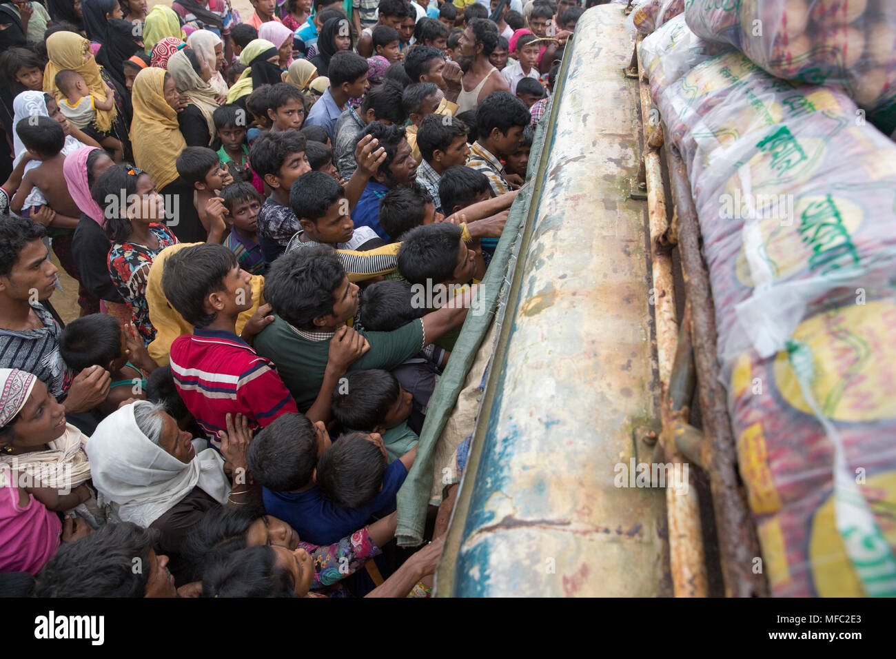 Réfugiés rohingyas ruée pour du matériel de secours à kutupalong à Ukhia, Cox's Bazar, Bangladesh Banque D'Images