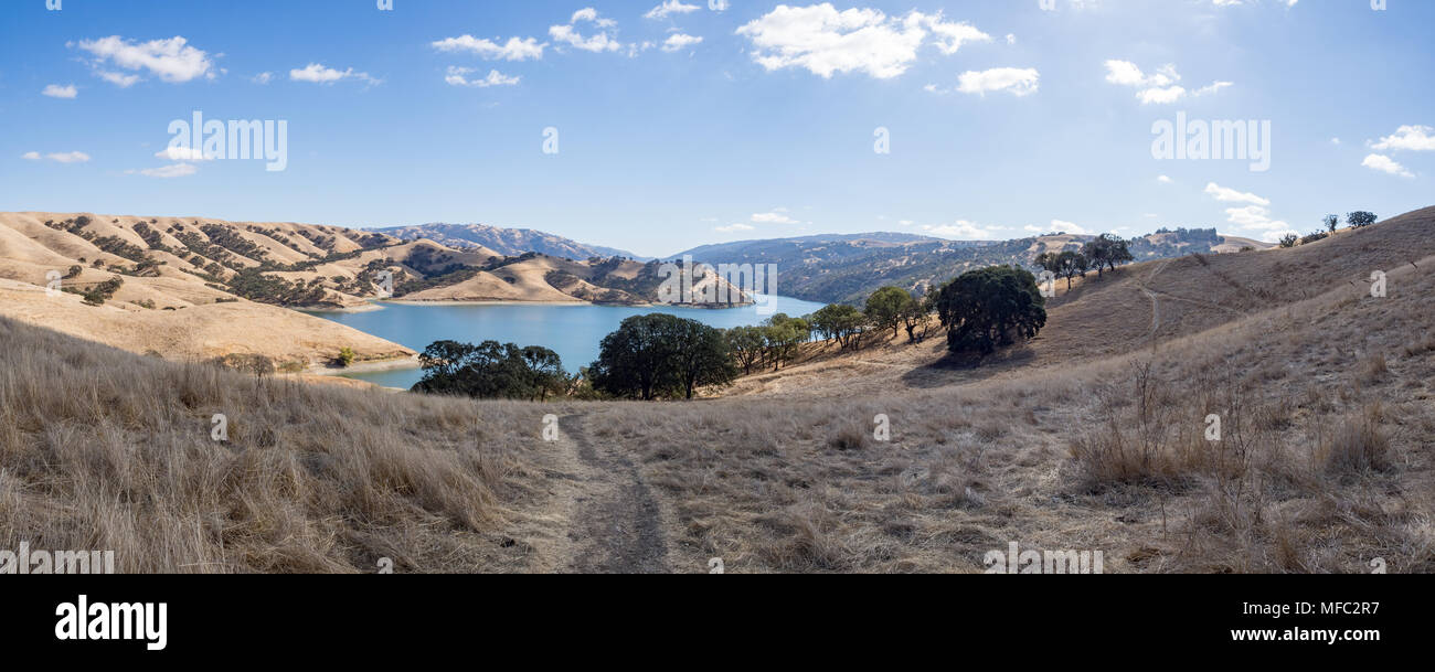 En tant que réservoir vu de East Shore Trail, Del Valle d'East Bay Regional Park DIstrict parcs régionaux, Livermore, Californie, États-Unis, à une journée d'automne ensoleillée Banque D'Images
