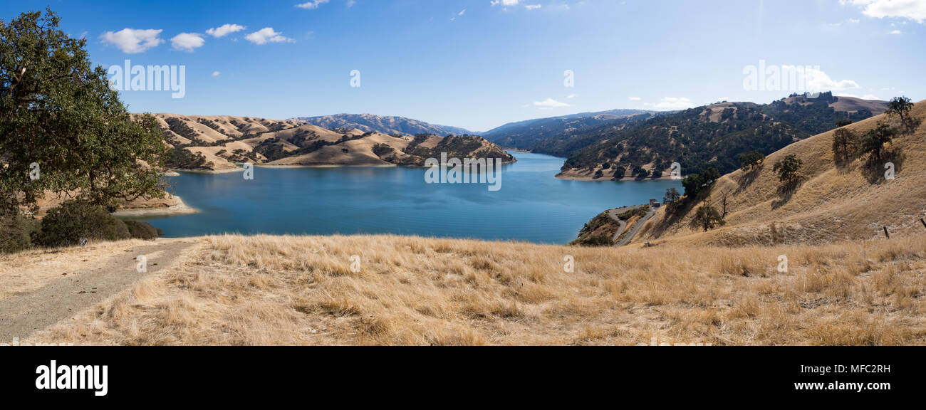 En tant que réservoir vu de East Shore Trail, Del Valle d'East Bay Regional Park DIstrict parcs régionaux, Livermore, Californie, États-Unis, à une journée d'automne ensoleillée Banque D'Images
