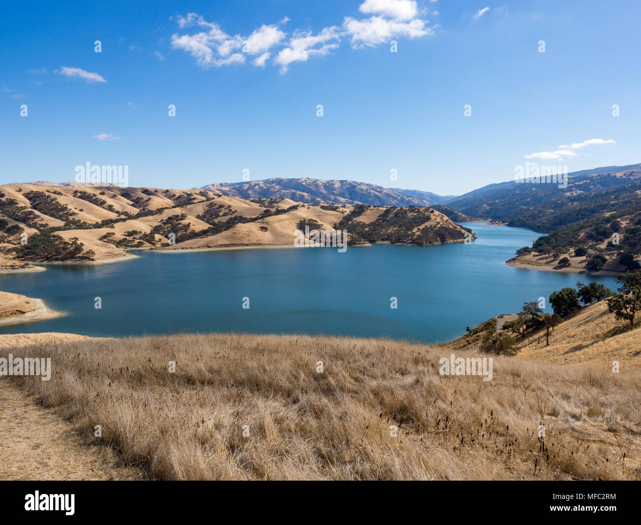 En tant que réservoir vu de East Shore Trail, Del Valle d'East Bay Regional Park DIstrict parcs régionaux, Livermore, Californie, États-Unis, à une journée d'automne ensoleillée Banque D'Images