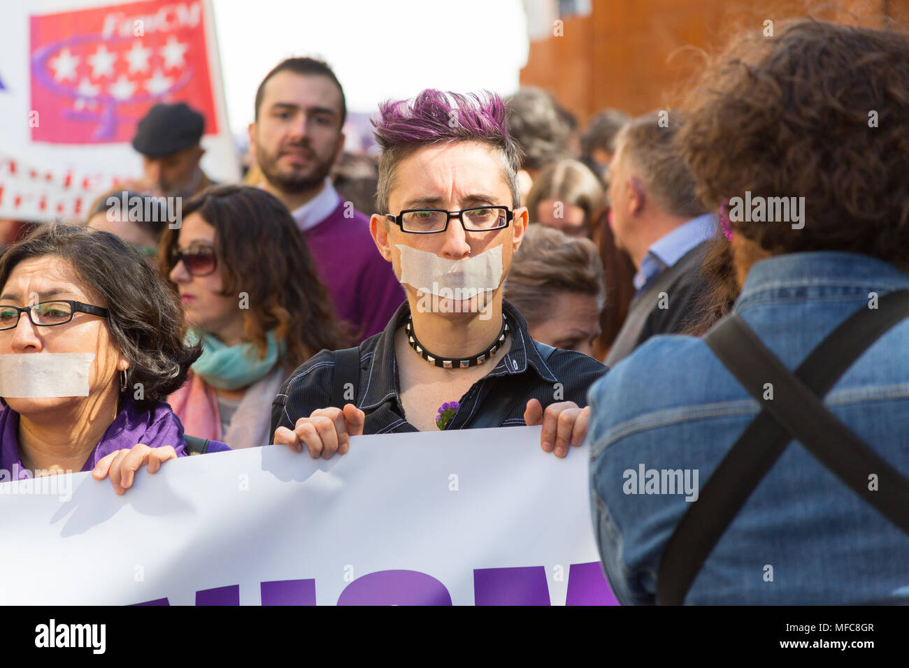 Madrid, Espagne - 8 mars 2015 : Lors de la Journée internationale des femmes à Madrid, Espagne, les gens de mars pour diverses causes comme le soleil brille. Banque D'Images