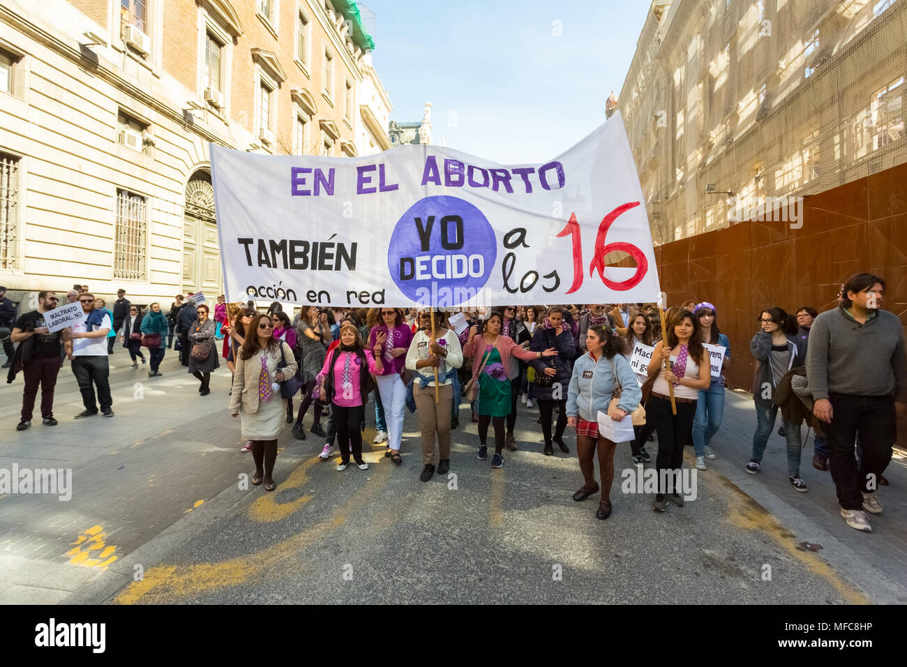 Madrid, Espagne - 8 mars 2015 : Lors de la Journée internationale des femmes à Madrid, Espagne, les gens de mars pour diverses causes comme le soleil brille. Le signe se traduit par t Banque D'Images