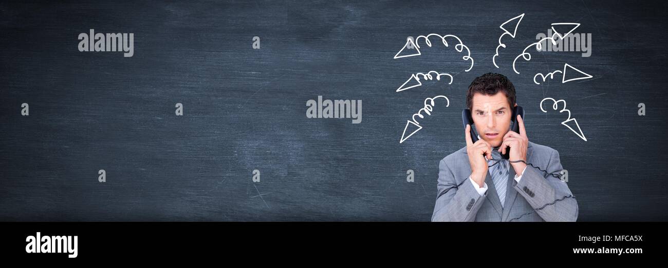 Stressed businessman sur les téléphones avec la flèche doodles on blackboard Banque D'Images