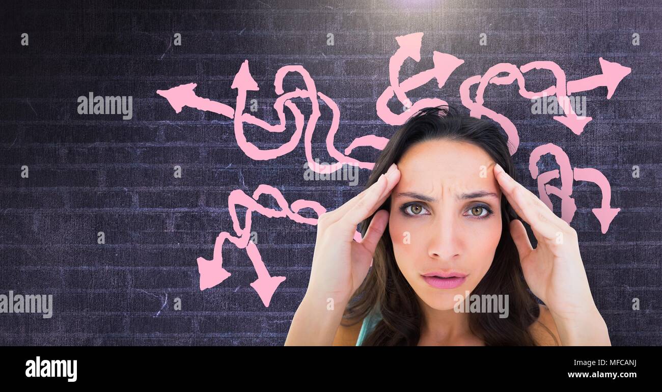 Stressed confused woman avec flèche rose squiggly doodles on wall Banque D'Images