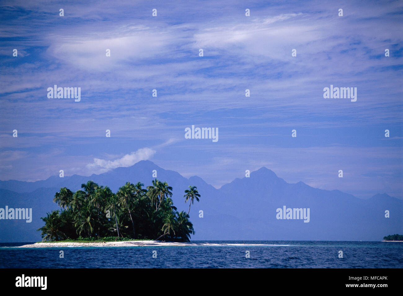 Petite île tropicale (sans nom) dans les montagnes du continent distance Bay Islands, Honduras, Caraïbes Banque D'Images