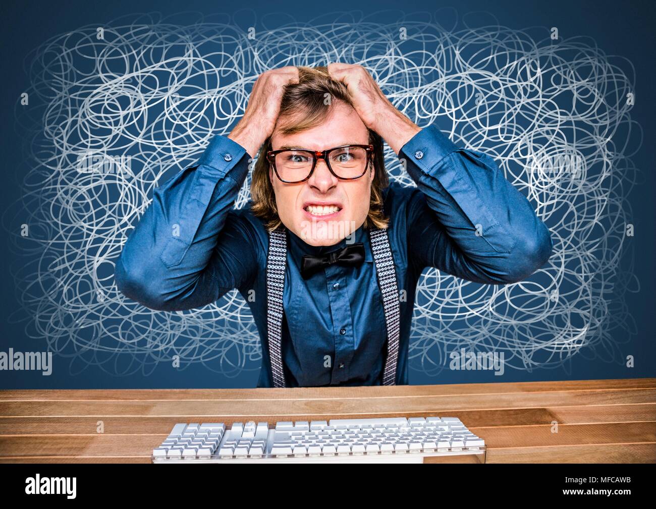 A souligné l'homme anxieux sur ordinateur avec doodles griffonnés sur un fond bleu Banque D'Images