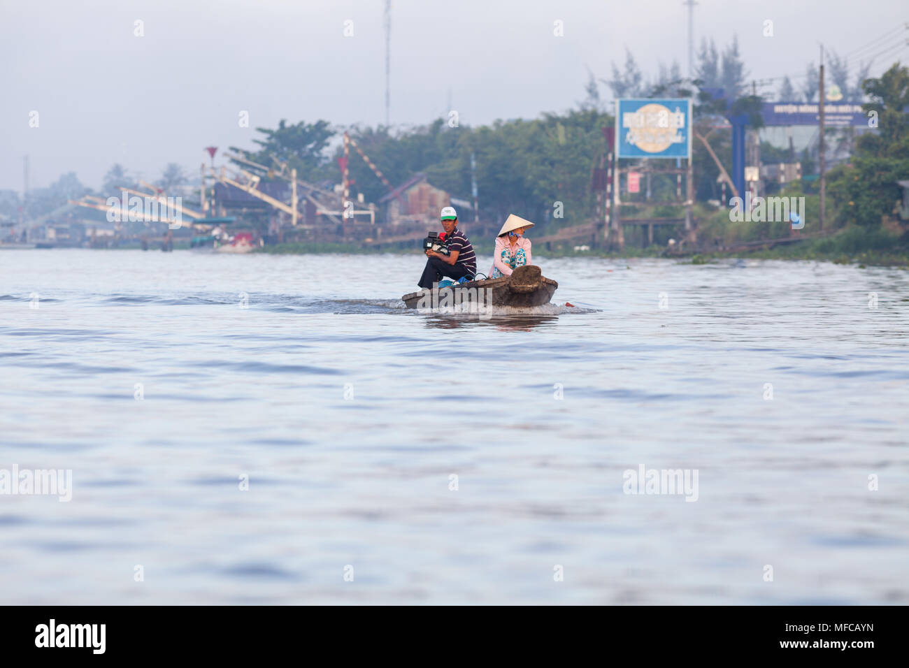 Can Tho, Vietnam - 19 mars 2017 : couple vietnamien de la voile sur un bateau sur le fleuve Mekong Delta Banque D'Images