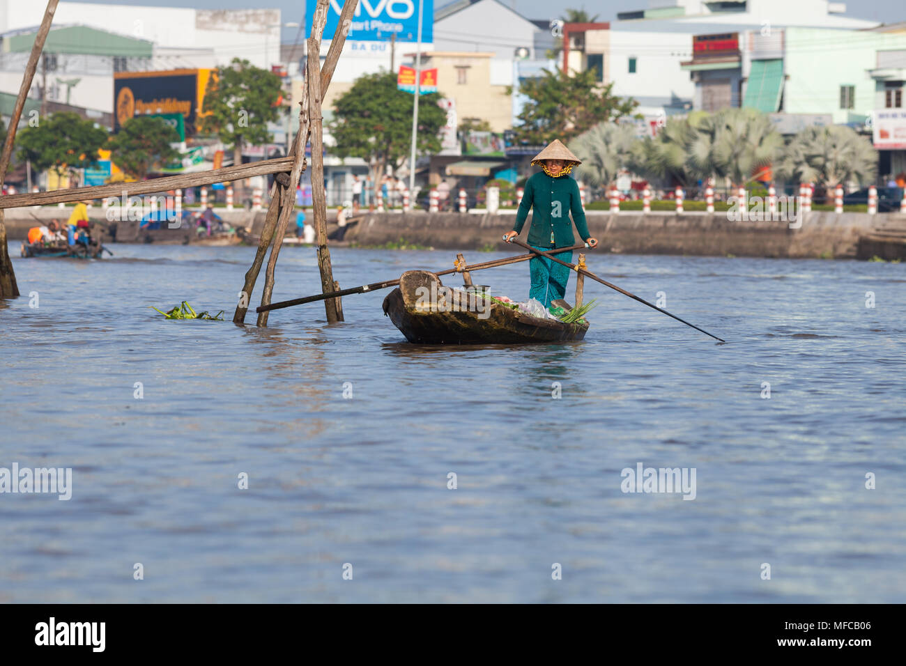 Can Tho, Vietnam - 19 mars 2017 : local vietnamienne est la voile sur un bateau sur le fleuve Mekong Delta Banque D'Images