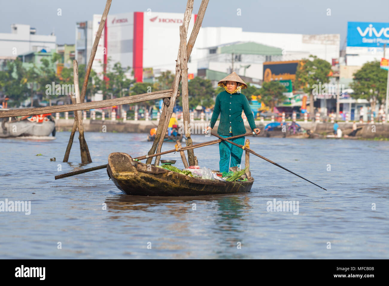 Can Tho, Vietnam - 19 mars 2017 : local vietnamienne est la voile sur un bateau sur le fleuve Mekong Delta Banque D'Images