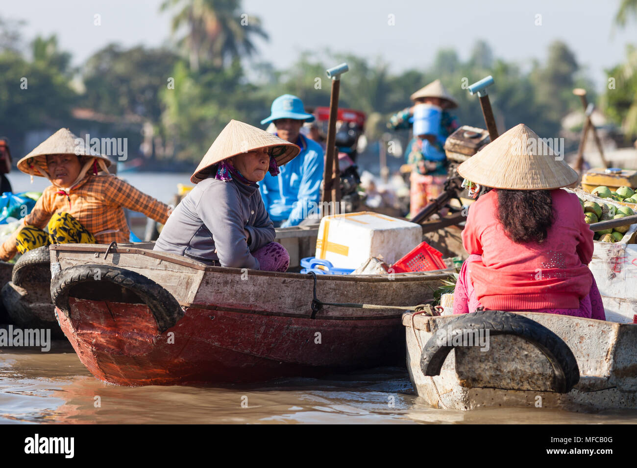 Can Tho, Vietnam - 19 mars 2017 : vente de produits alimentaires sur les marchés flottants du Mékong, Banque D'Images