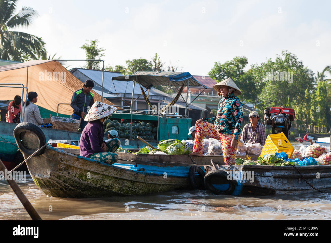 Can Tho, Vietnam - 19 mars 2017 : vente de produits alimentaires sur les marchés flottants du Mékong, Banque D'Images