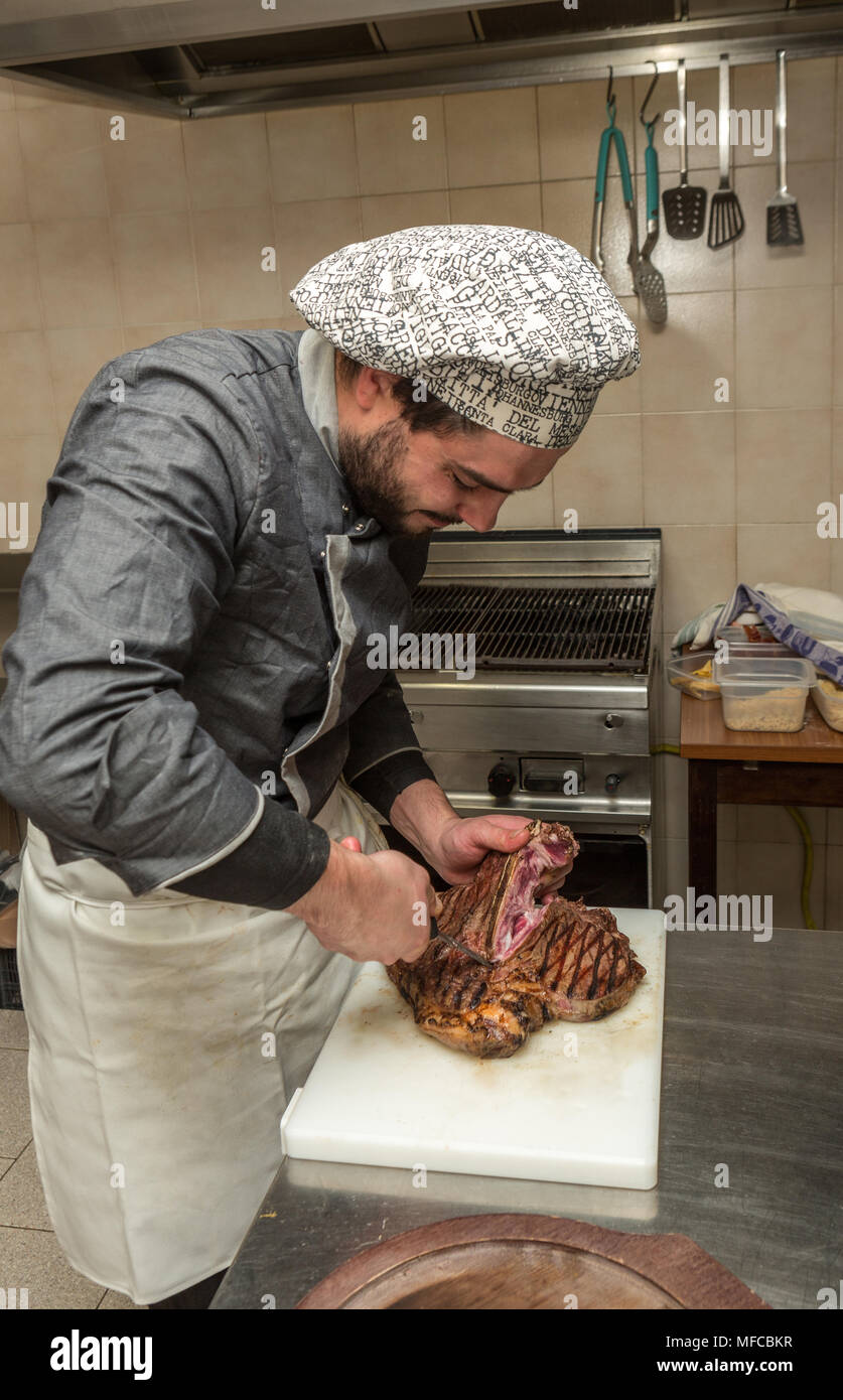 Yang chef italien de graisse de cuisson du boeuf grillé côte Banque D'Images