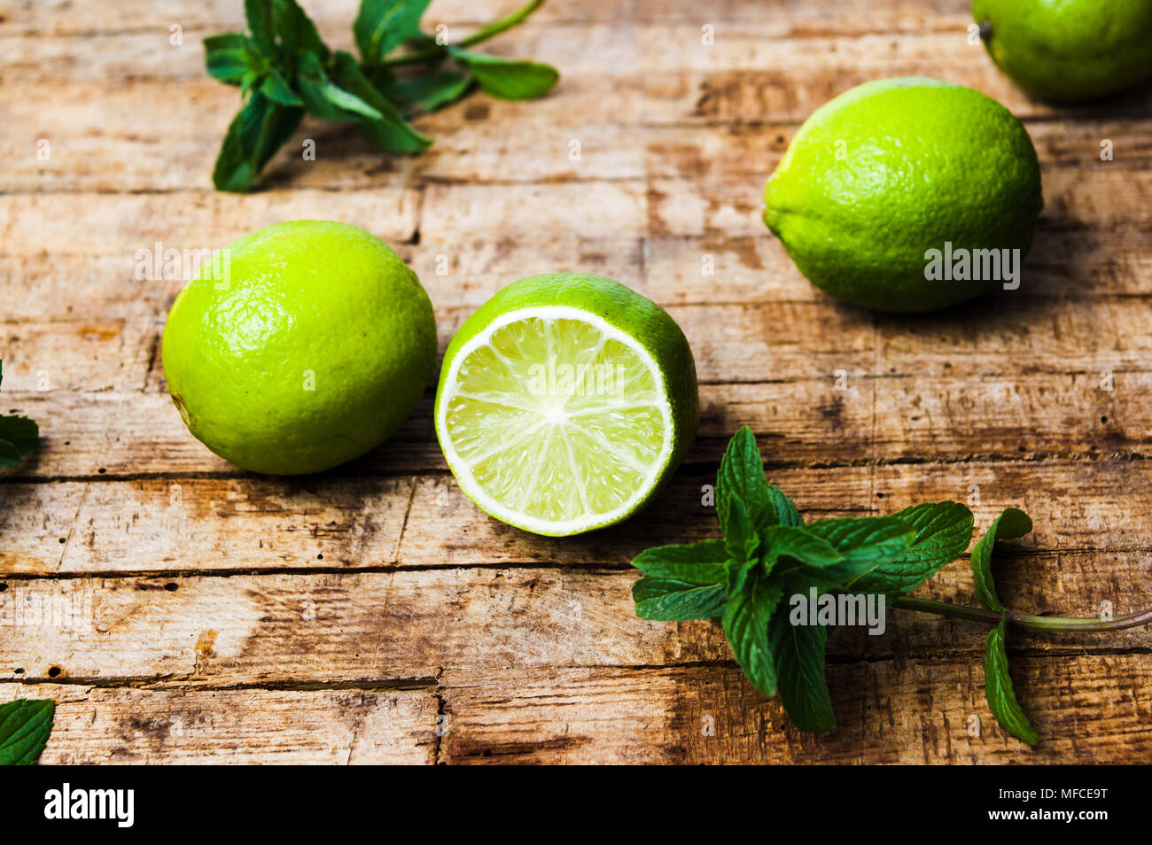 Tranches de lime sur fond de bois rustique. L'alimentation saine Banque D'Images