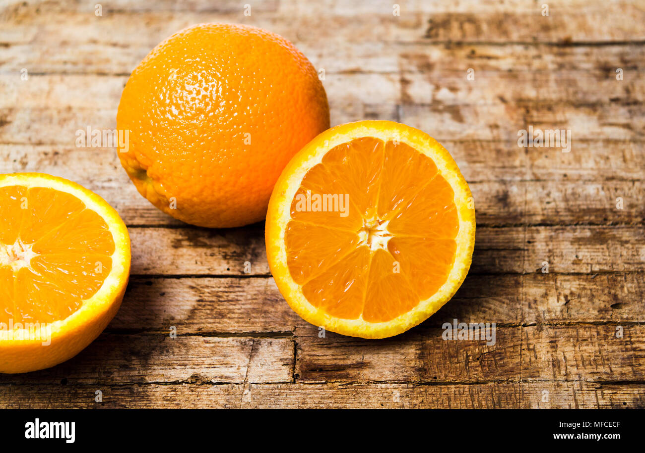 Les tranches d'orange sur fond de bois rustique. L'alimentation saine Banque D'Images