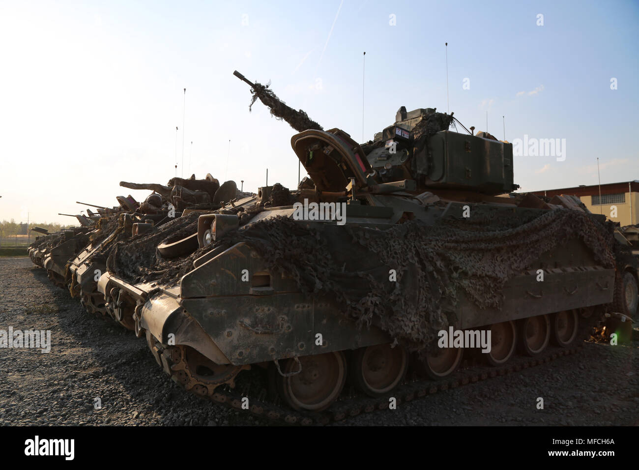 L'ARMÉE AMÉRICAINE M2 Véhicules de combat Bradley s'étagent en prévision de mouvement, Grafenwoehr, Allemagne, le 21 avril 2018. L'Évaluation militaire interarmées (JWA) aide à l'armée d'évaluer des concepts émergents, intégrer de nouvelles technologies, et de promouvoir l'interopérabilité au sein de l'armée, avec d'autres services, des pays alliés et partenaires. JWA est le seul lieu d'exercice de l'évaluation 27 des concepts et des capacités tout en alignant avec l'Europe de l'armée américaine et d'autres composants de l'état de préparation des exercices tels que la production combinée de résoudre X et l'Air Force's Blue Flag 18 avec un accent sur un prêt, l'interopérabilité Joint Force capable d'accomplir Banque D'Images