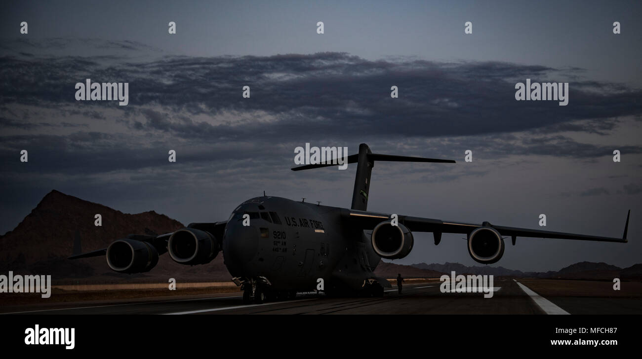 Un U.S. Air Force C-17 Globemaster III, l'équipage affecté au 816th Escadron de transport aérien expéditionnaire, mène des opérations de transport aérien de combat des Etats-Unis et les forces de la Coalition en Afghanistan à l'appui de l'opération Liberté Sentinel, du 17 au 19 avril 2018. Le C-17 est capable de diffusion stratégique rapide de troupes et tous les types de marchandises à travers les bases de la zone de responsabilité. (U.S. Air Force Photo de Tech. Le Sgt. Gregory Brook) Banque D'Images