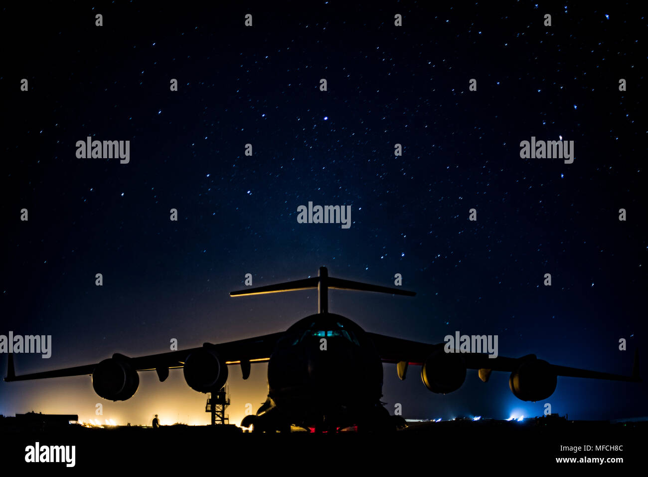 Un U.S. Air Force C-17 Globemaster III, l'équipage affecté au 816th Escadron de transport aérien expéditionnaire, mène des opérations de transport aérien de combat des Etats-Unis et les forces de la Coalition en Afghanistan à l'appui de l'opération Liberté Sentinel, du 17 au 19 avril 2018. Le C-17 est capable de diffusion stratégique rapide de troupes et tous les types de marchandises à travers les bases de la zone de responsabilité. (U.S. Air Force Photo de Tech. Le Sgt. Gregory Brook) Banque D'Images