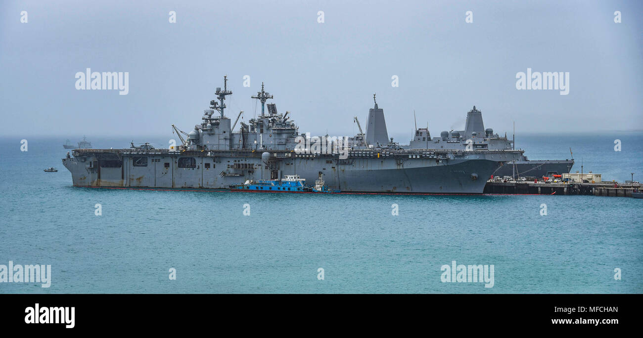 180421-N-YG104-0002 Okinawa, Japon (21 avril 2018) Le navire d'assaut amphibie USS Wasp LHD (1), de l'avant et le quai de transport amphibie USS Green Bay (LPD 20) sont amarrés à Okinawa, au Japon, à débarquer la 31e Marine Expeditionary Unit (MEU) 31. Le groupe expéditionnaire Wasp a fonctionné avec la 31e MEU depuis près de deux mois dans le cadre d'une patrouille de routine dans la région Indo-Pacifique. (U.S. Photo par marine Spécialiste de la communication de masse 2e classe Sarah Villegas/libérés) Banque D'Images