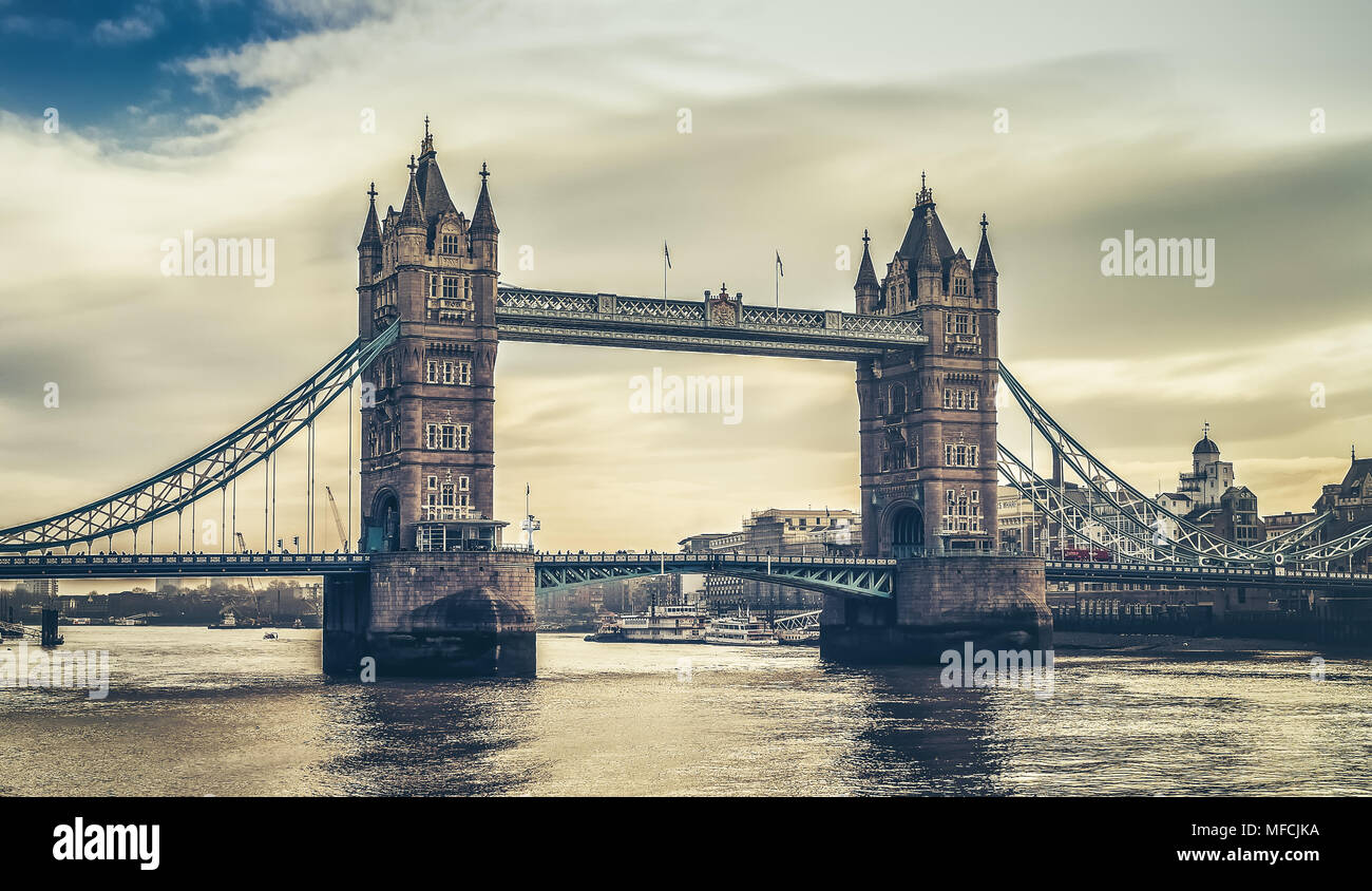 Tower Bridge Londres, vue horizontale. Photo stylisée. Banque D'Images