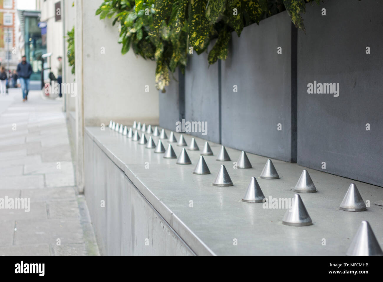 Pointes métalliques conçues pour empêcher les sans-abri de dormir à l'extérieur du siège social de Warner Music Group à Kensington, Londres, Royaume-Uni Banque D'Images