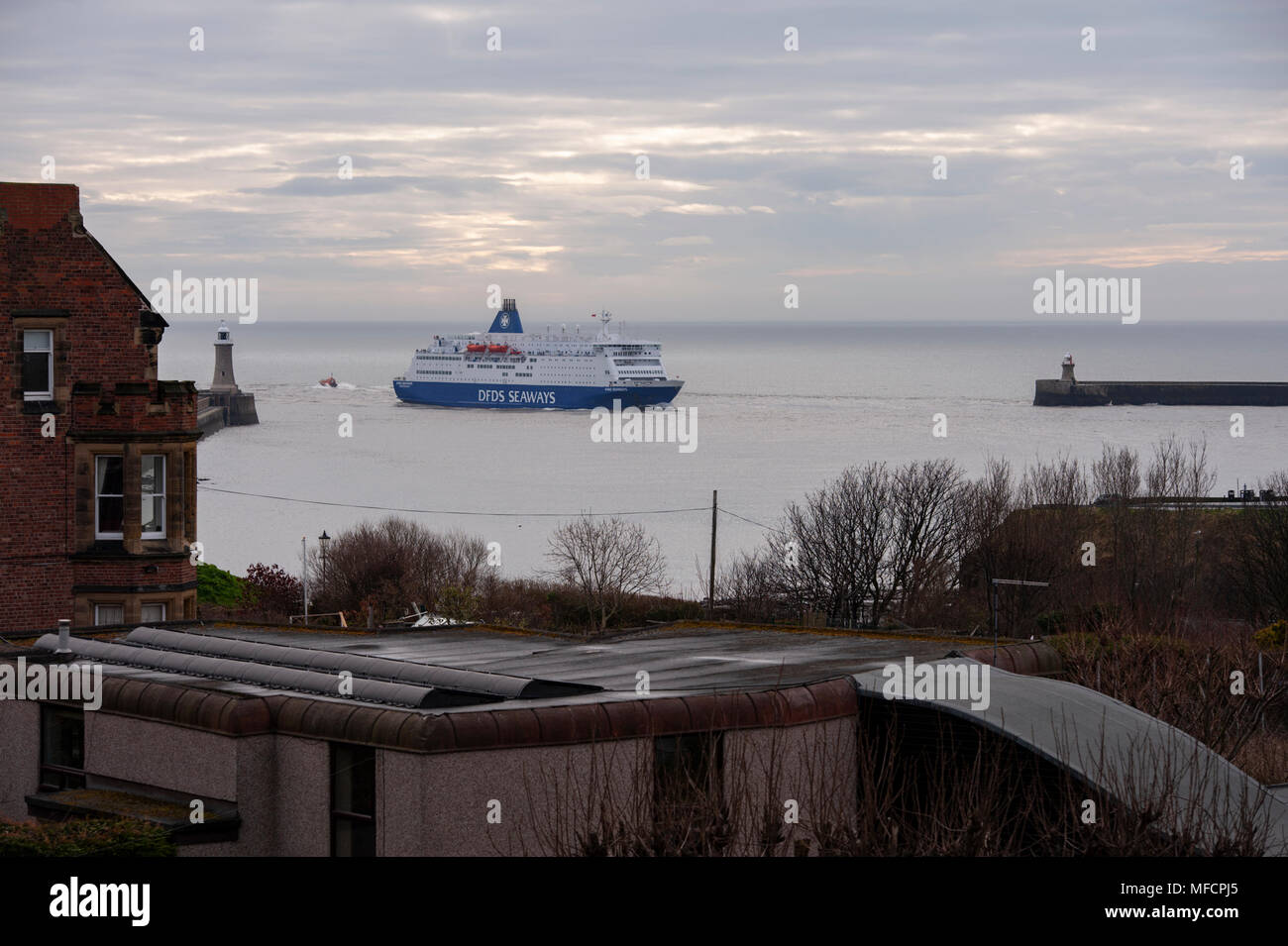 Le Roi des routes maritimes en provenance de la mer du Nord comme elle fume c'est du la rivière Tyne, à quai. Banque D'Images