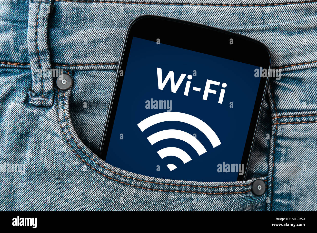 Connexion Wi-Fi gratuite concept sur l'écran du smartphone dans la poche de jeans. Tous les contenu de l'écran est conçu par moi. Mise à plat Banque D'Images