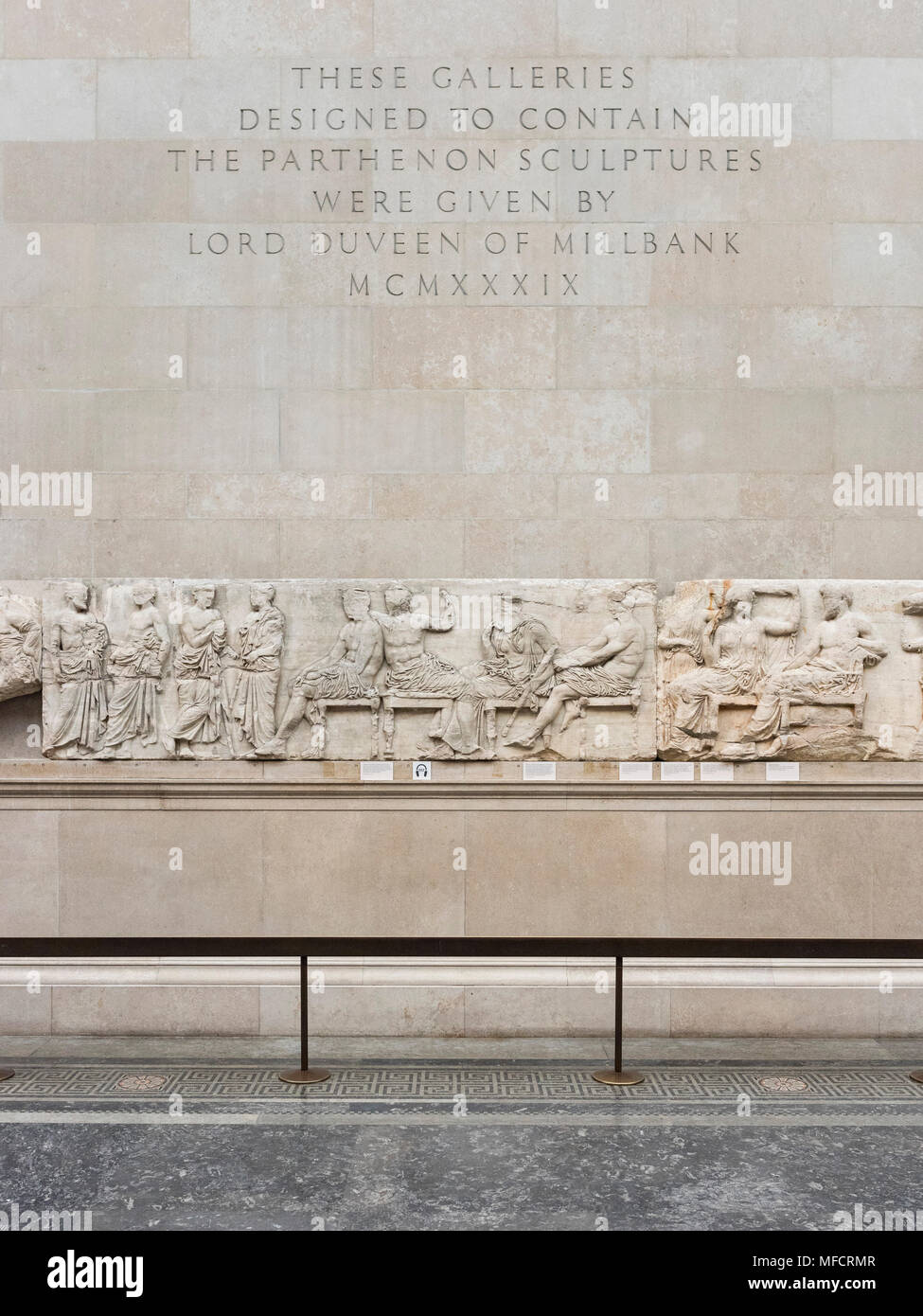 Londres. L'Angleterre. British Museum, à la personne à la frise du Parthénon (Parthénon), quatre dieux olympiques assis sur des tabourets (panneau central), de la Banque D'Images