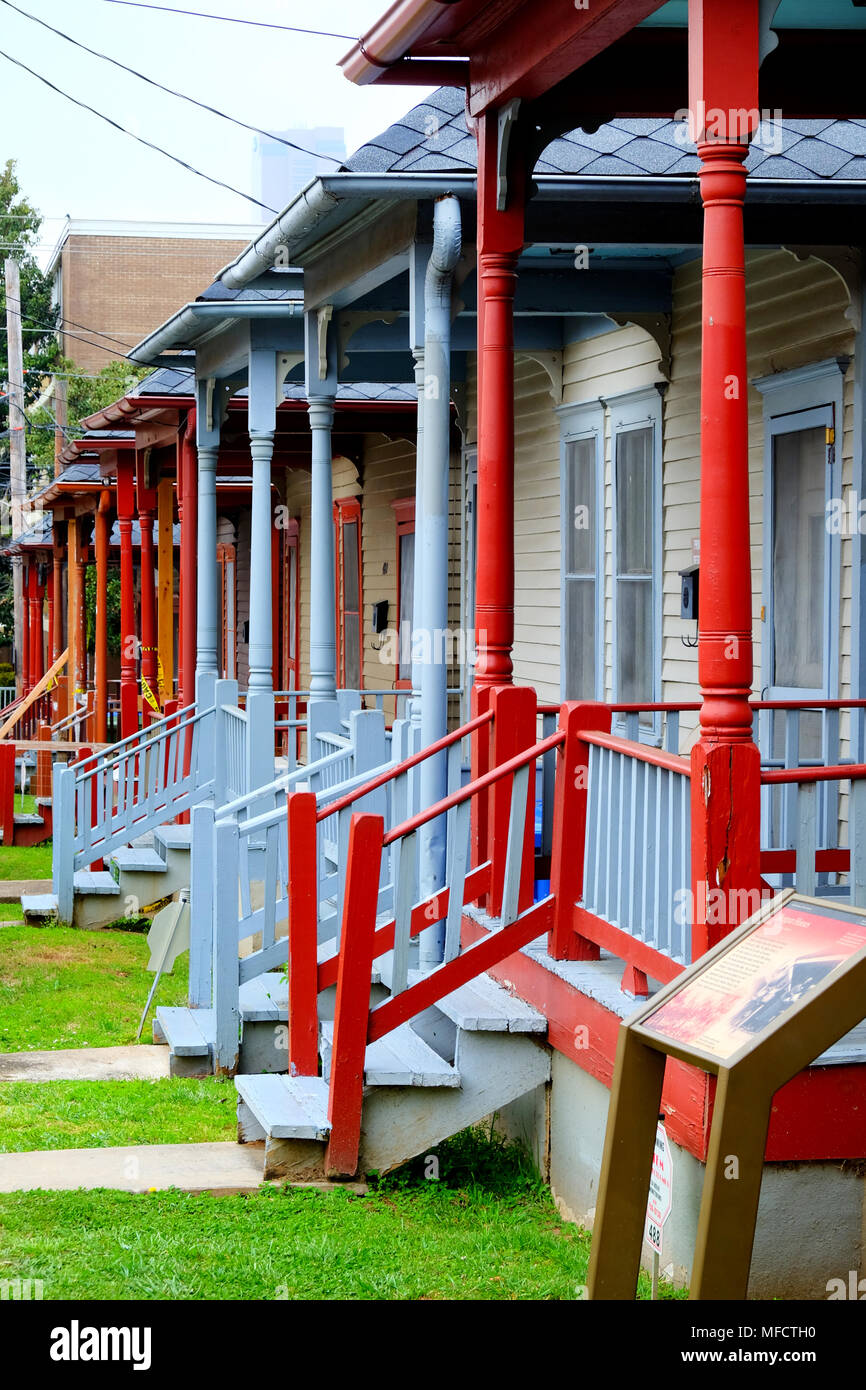 Une rangée de porches en bois coloré des logements sociaux sur l'Auburn Avenue, Atlanta, Sweet Auburn District, Atlanta USA ces maisons sont directement divi Banque D'Images