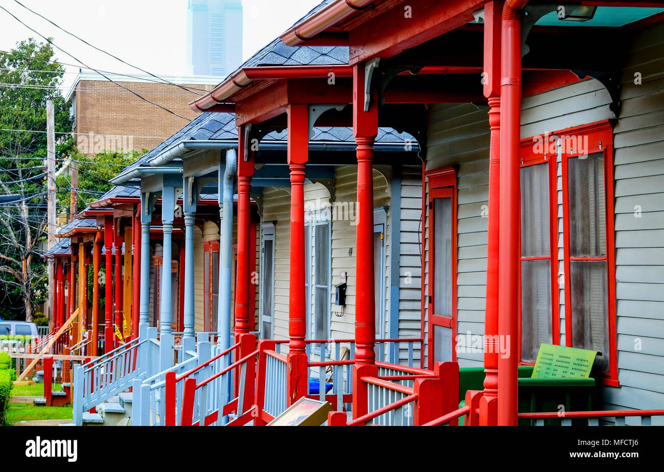 Une rangée de porches en bois coloré des logements sociaux sur l'Auburn Avenue, Atlanta, Sweet Auburn District, Atlanta USA ces maisons sont directement divi Banque D'Images