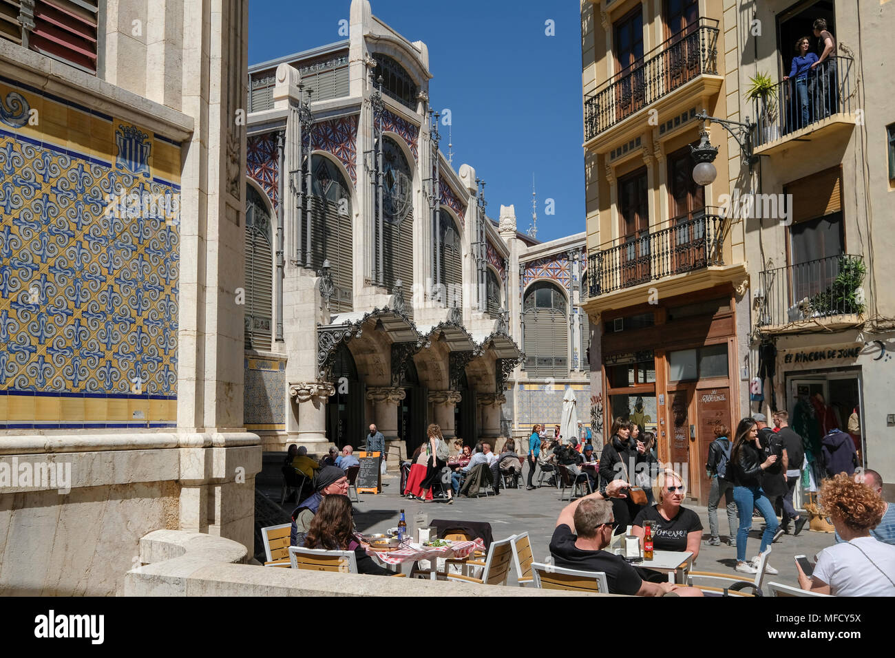 Les gens assis à l'extérieur des cafés populaires près de Mercado Central Food Market, North Ciutat Vella, Valence, Espagne. Banque D'Images