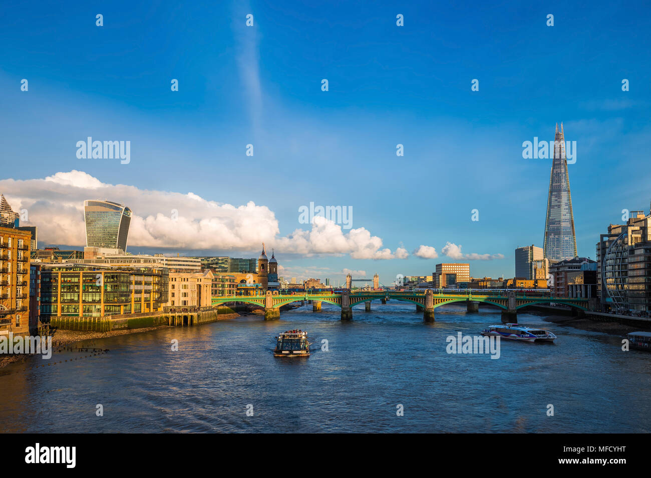 Londres Angleterre Des Bateaux Touristiques Au Coucher Du