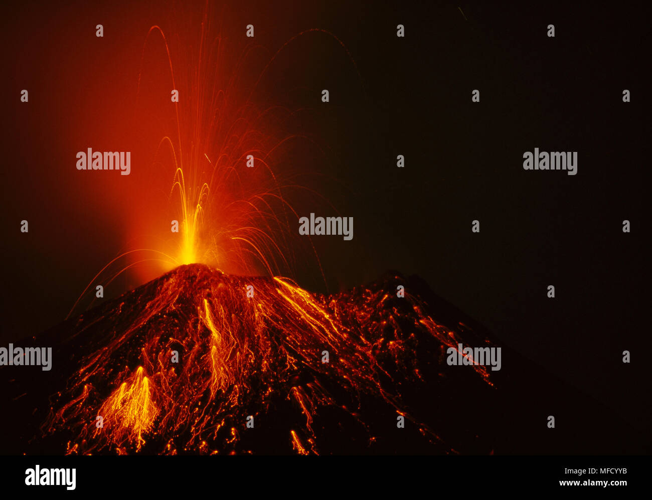 Éruption du volcan Arenal dans la nuit au Costa Rica, Amérique Centrale Banque D'Images