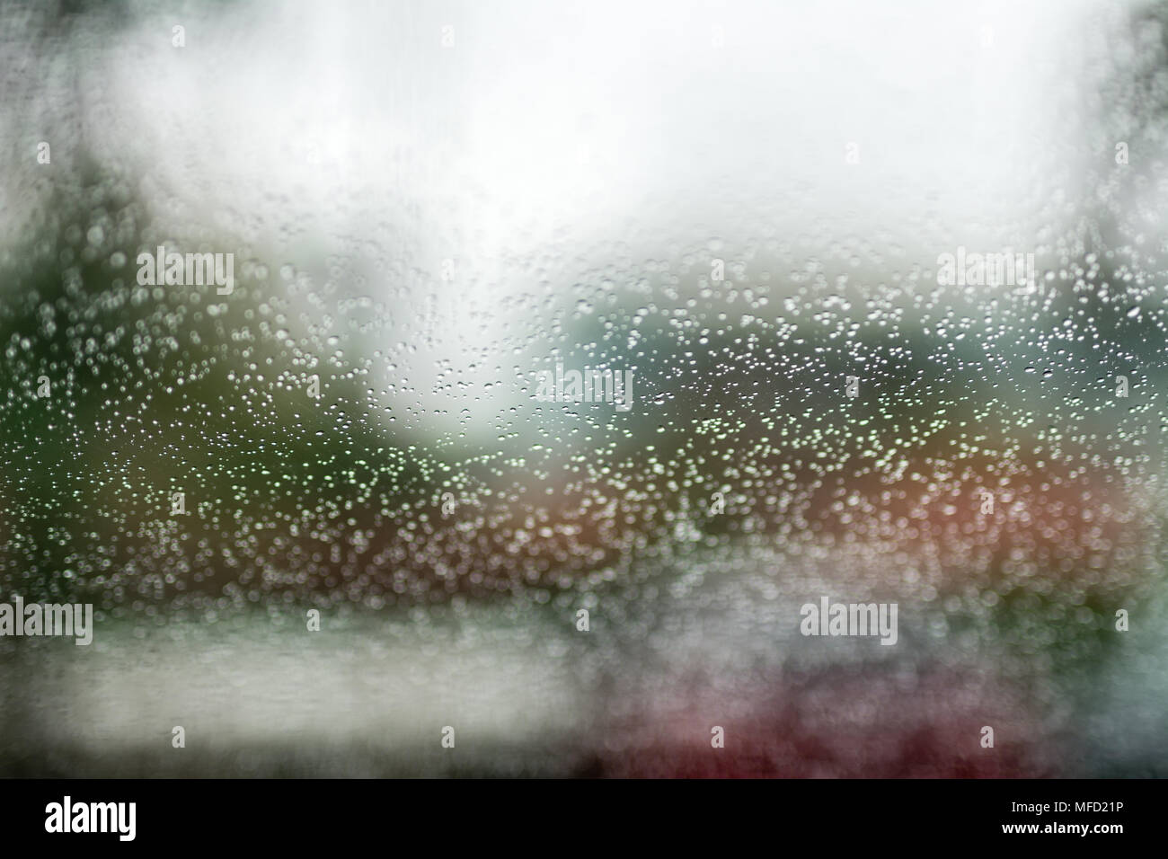 Gouttes de pluie sur le pare-brise d'une voiture Banque D'Images