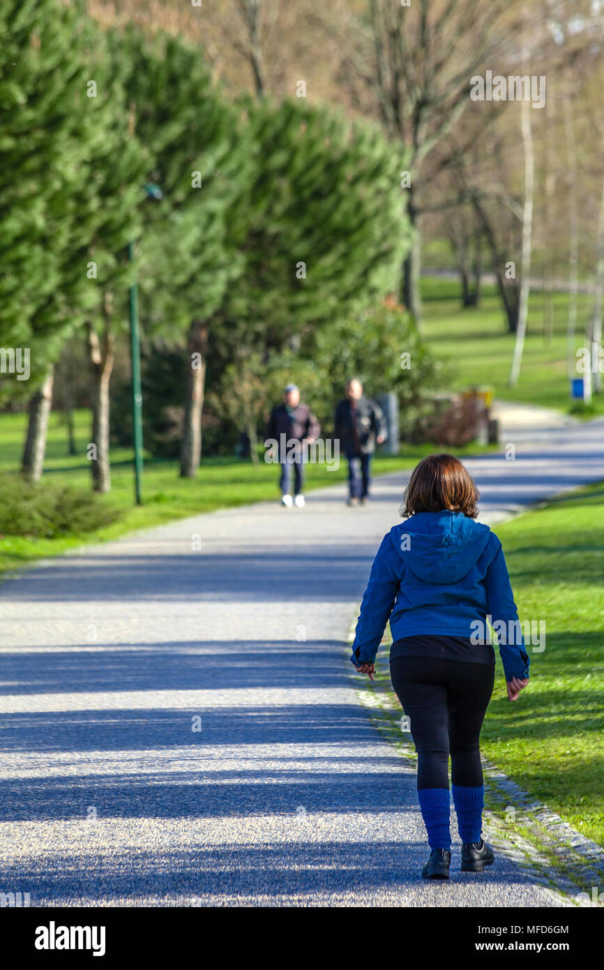 Vila Nova de Famalicão. Femme mature pour aller marcher dans un Parque da Devesa parc urbain. Construit à proximité du centre de la ville. Banque D'Images