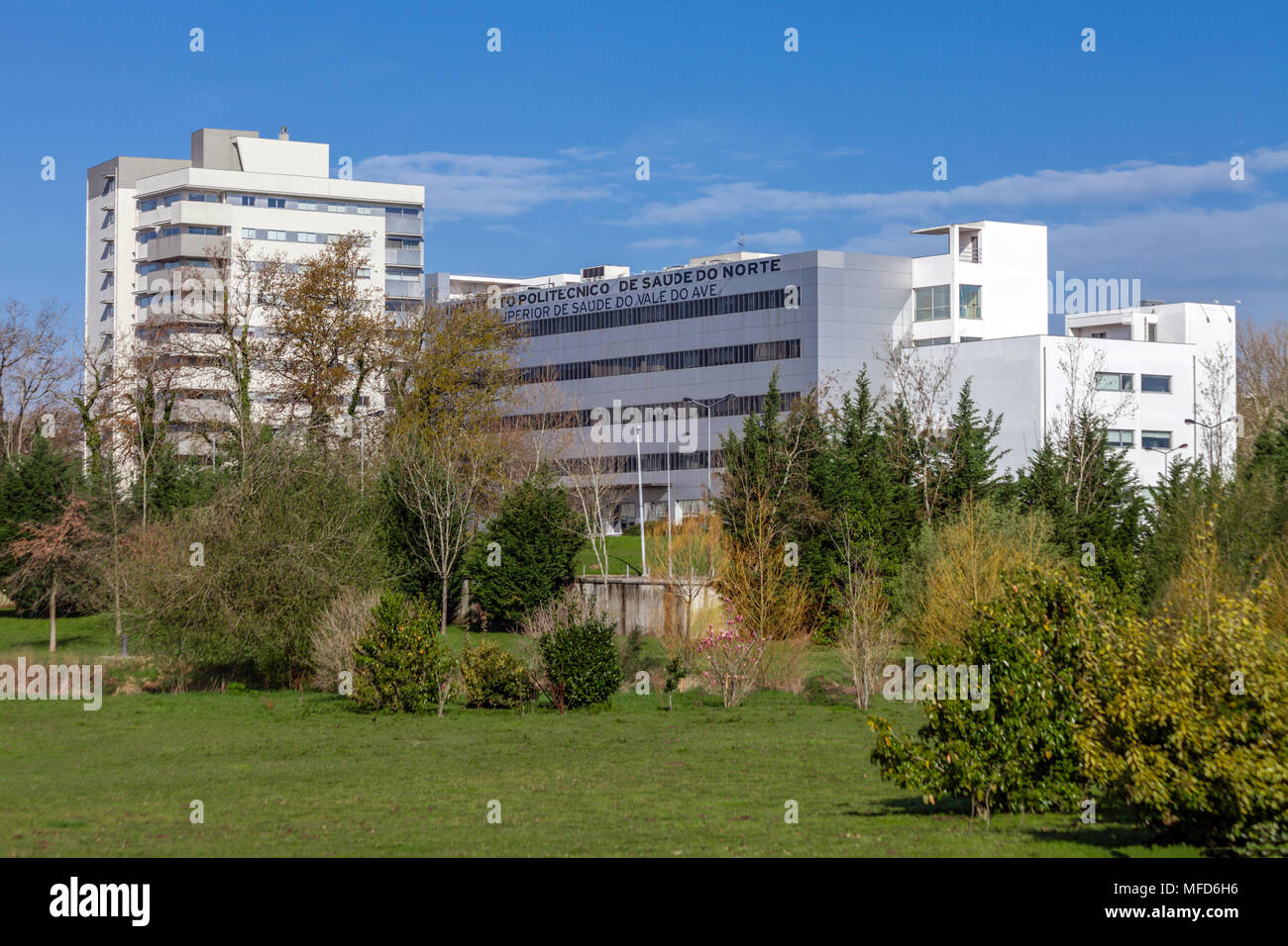 Vila Nova de Famalicão, Portugal. Instituto Politecnico de Saude do Norte, une université des sciences médicales vu de Parque da Devesa parc urbain. Banque D'Images