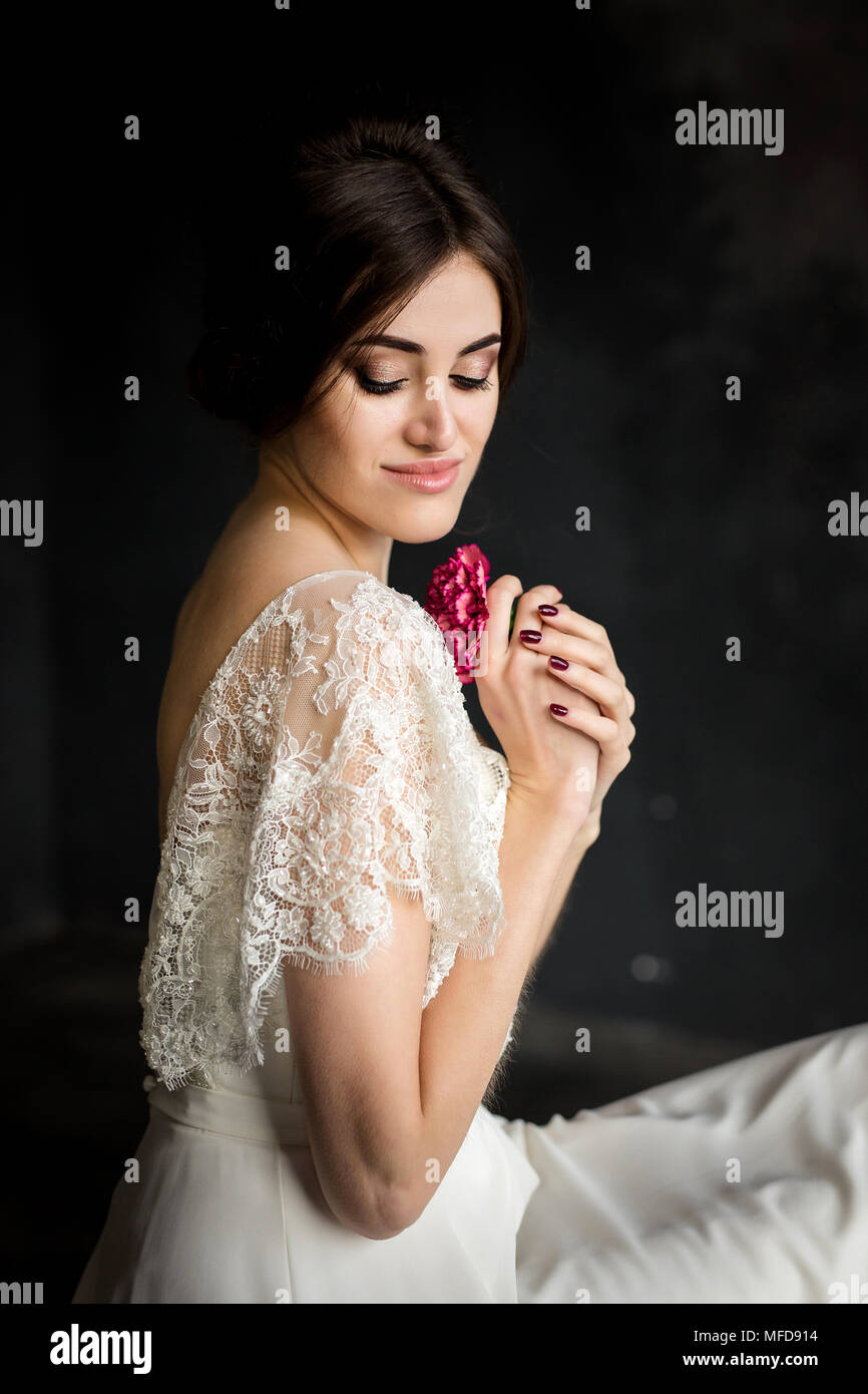 Portrait of de mariée en robe blanche de mariée. les frais. Banque D'Images