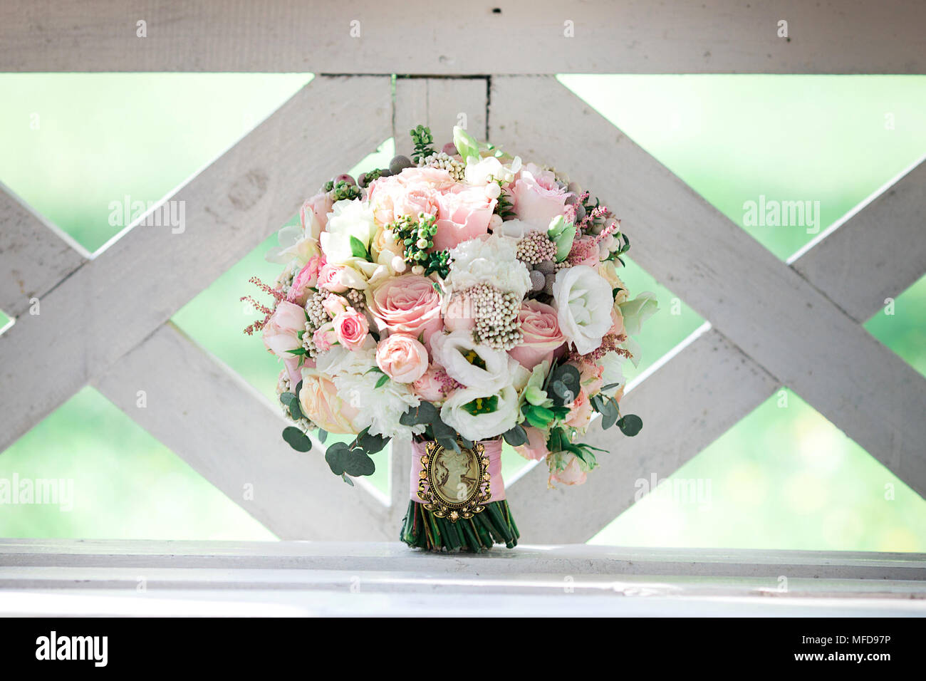 Bouquet De Mariage Sur Le Banc Avec Des Fleurs Blanches Et