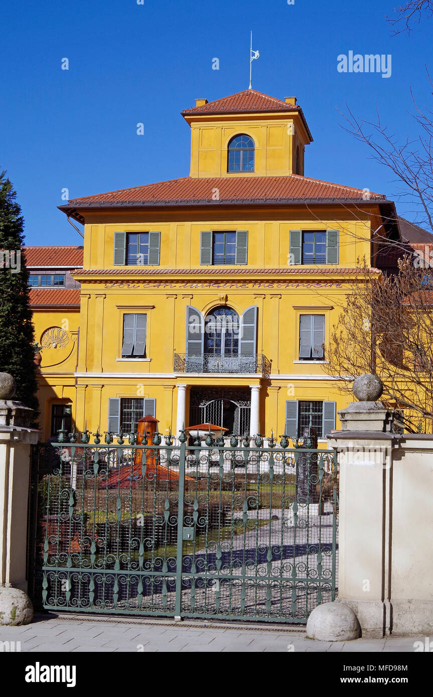 La Lenbachhaus, villa de style florentin, maison construite pour le peintre Franz von Lenbach, maintenant un musée et galerie photo Banque D'Images