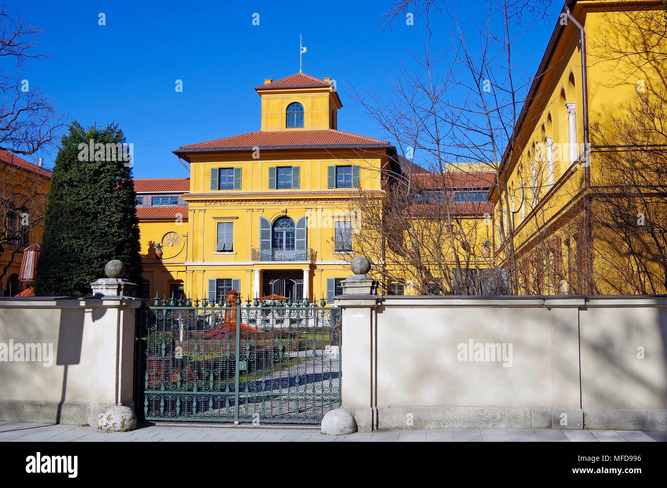 La Lenbachhaus, villa de style florentin, maison construite pour le peintre Franz von Lenbach, maintenant un musée et galerie photo Banque D'Images