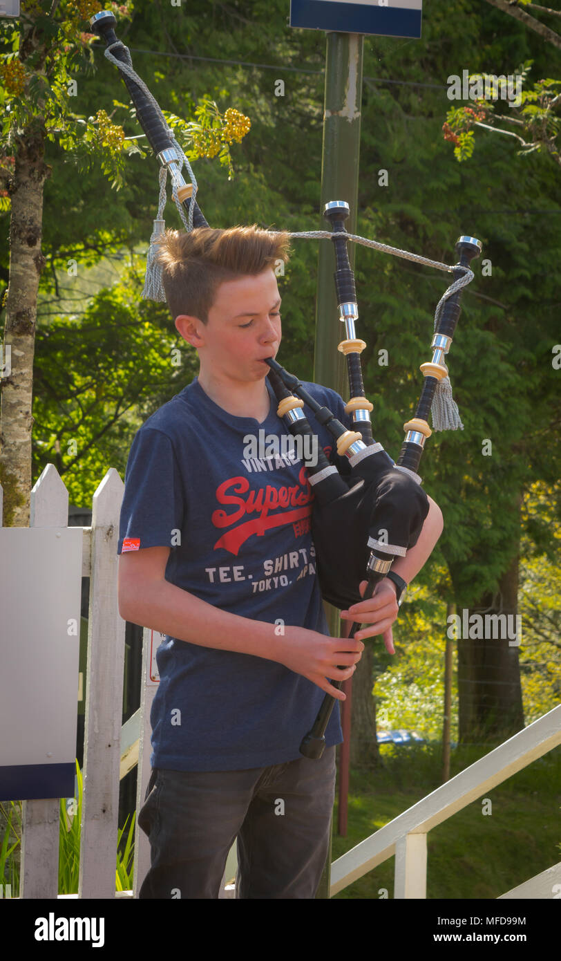 Portree, ÉCOSSE - 29 juillet, 2016 : un jeune garçon jouant de la cornemuse scotish traditionnels à Portree, Ecosse Banque D'Images