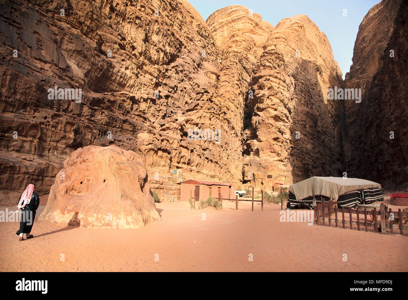 Gorge de montagne dans le désert de Wadi Rum avec un camp bédouin et de pierre sculptée avec un portrait d'un homme, la Jordanie Banque D'Images